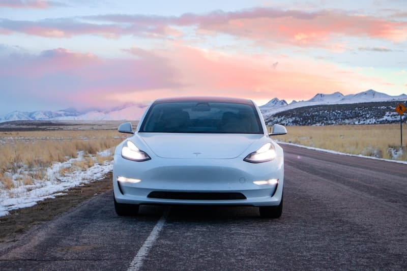 Tesla Tam Şarj Kaç Km Gidiyor?