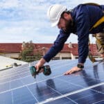 Power Enerji mühendisliğiyle projelendirilen 100 kW Çatı GES kurulumu; yüksek verimli n-type TOPCon güneş panelleri, 100 kW On-Grid inverter teknolojisi ve lityum batarya (LiFePO4) uyumlu enerji yönetim sistemi (EMS) ile endüstriyel çatılarda maksimum Amper çıkışı ve korozyon dirençli montaj altyapısı görseli.