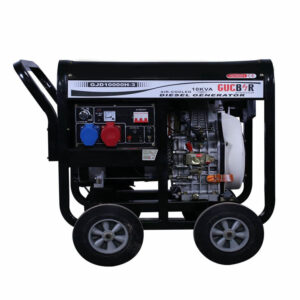 Power Enerji mühendislik standartlarında Güçbir 10 kVA (8 kW) portatif dizel jeneratör; 380V Trifaze çıkış, tek silindirli hava soğutmalı dizel motor, elektrikli marş sistemi ve tekerlekli mobil şasi tasarımını gösteren teknik ürün görseli. Yüksek akım kapasitesi ve endüstriyel kullanım dayanıklılığını vurgulayan profesyonel görünüm.