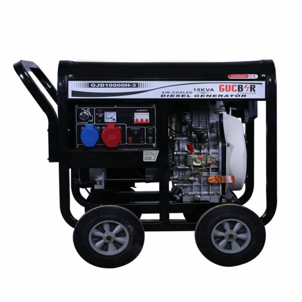Power Enerji mühendislik standartlarında Güçbir 10 kVA (8 kW) portatif dizel jeneratör; 380V Trifaze çıkış, tek silindirli hava soğutmalı dizel motor, elektrikli marş sistemi ve tekerlekli mobil şasi tasarımını gösteren teknik ürün görseli. Yüksek akım kapasitesi ve endüstriyel kullanım dayanıklılığını vurgulayan profesyonel görünüm.